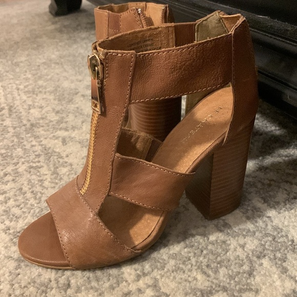 Le Chateau chunky heel sandals - Picture 2 of 5